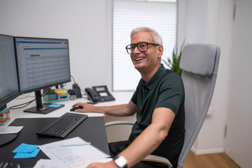 Sascha Heyna im Büro bei der Organisation von Beratungseinsätzen