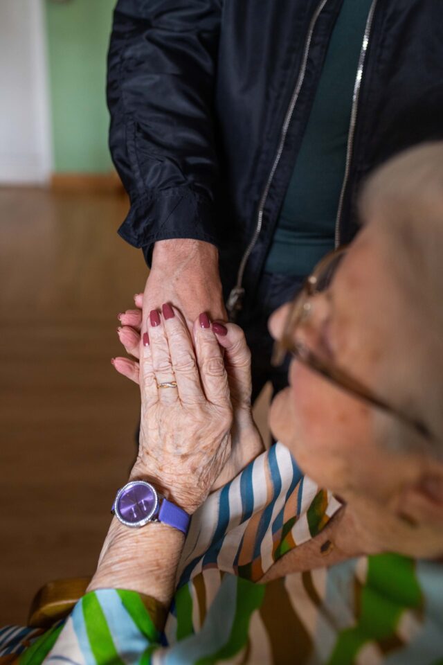 Eine gehaltene Hand spendet Nähe