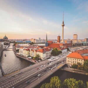 Berliner Skyline bei blauem Himmel