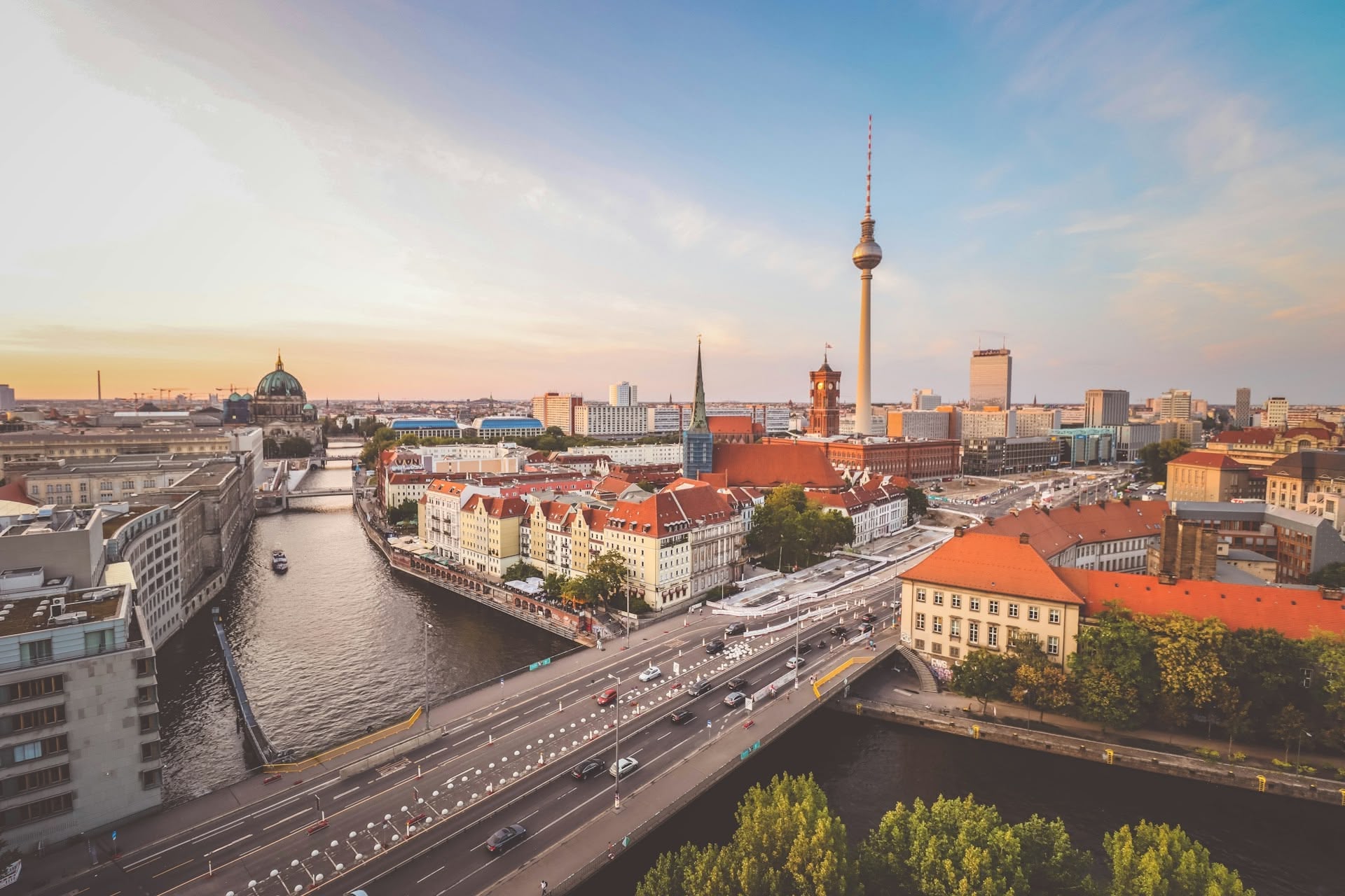 Berliner Skyline bei blauem Himmel