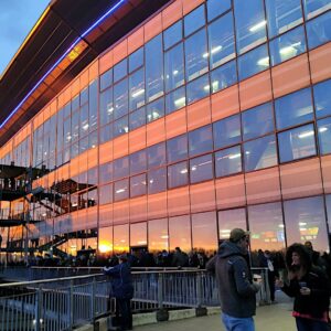 Menschen vor Veltins Arena in Gelsenkirchen